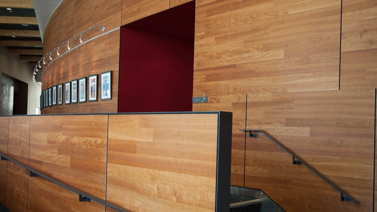 Огнезащитная обработка помещений лаком КМ1 «КЕРАМ»: законная безопасность для бизнеса Огнезащитный лак КЕРАМ КМ1 для деревянных панелей в помещении