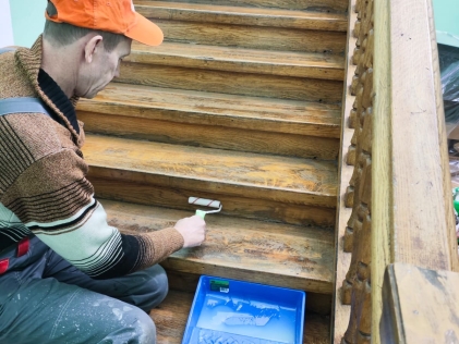 Огнестойкий лак для лестницы – надёжная защита путей эвакуации с классом КМ1